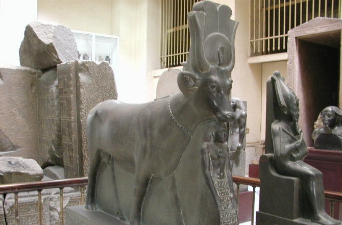Scultura della dea Hathor nelle sembianze di una mucca, Museo Egizio del Cairo (Wikimedia)