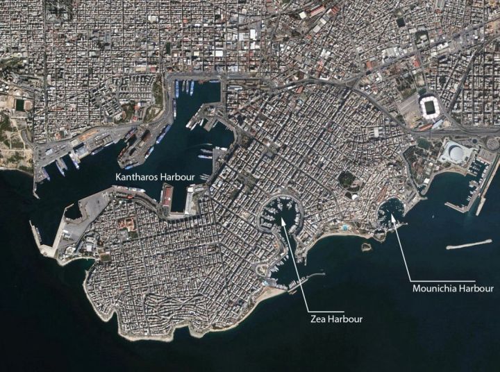 Foto satellitare dei porti di Zea e Munichia (GoogleEarthPro)