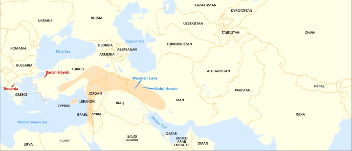 La Mezzaluna Fertile. In blu sono evidenziati i siti sui monti Zagros; in rosso quelli sul Mar Egeo (Joachim Burger)