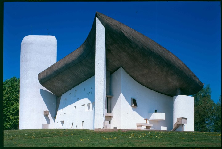 Chapelle notre-Dame du Haut, Vue de l''autel exterieur en Vue de l'autel extérieur (FLC/ADAGP)