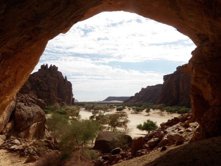 The surroundings of the sites of rock art in Ennedi are well kept for the most part and of a natural great beauty. (Comité Technique/ Sven Oehm)