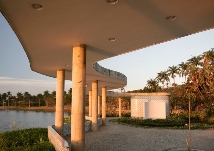 Pampulha Modern Ensemble: External area with stage in the background (Danilo Matoso Macedo)