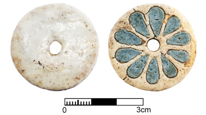Bottone in faience egizia (Peter M. Fischer)