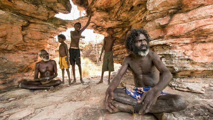 Un anziano aborigeno spiega gli antichi costumi ai ragazzi a Mudjawakalal, in Australia (Penny Tweedie/Alamy Stock Photo)
