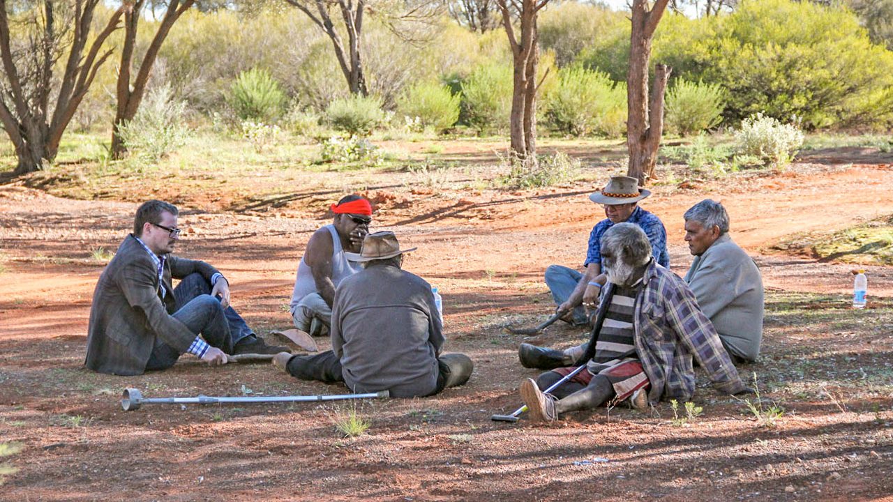 Eske Willerslev (a sinistra) incontra gli anziani aborigeni durante la sua ricerca (Science)