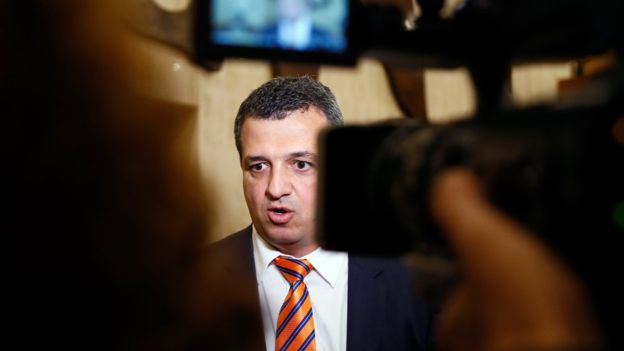 L'ambasciatore israeliano all'Unesco, Carmel Shama Hacohen, parla ai media mentre esce dal meeting nella sede dell'Unesco a Parigi (AP)