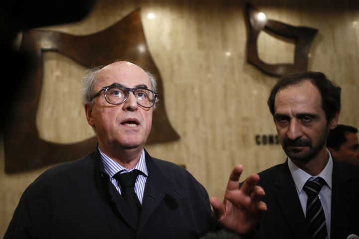 L'ambasciatore palestinese all'Unesco Elias Sanbar, a sinistra, e il suo vice Mounir Anastas (AP Photo/Francois Mori)