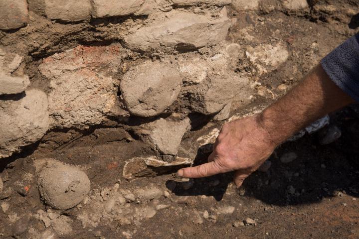 Ciottoli legati con una malta di calce (Denis Gliksman, Inrap)