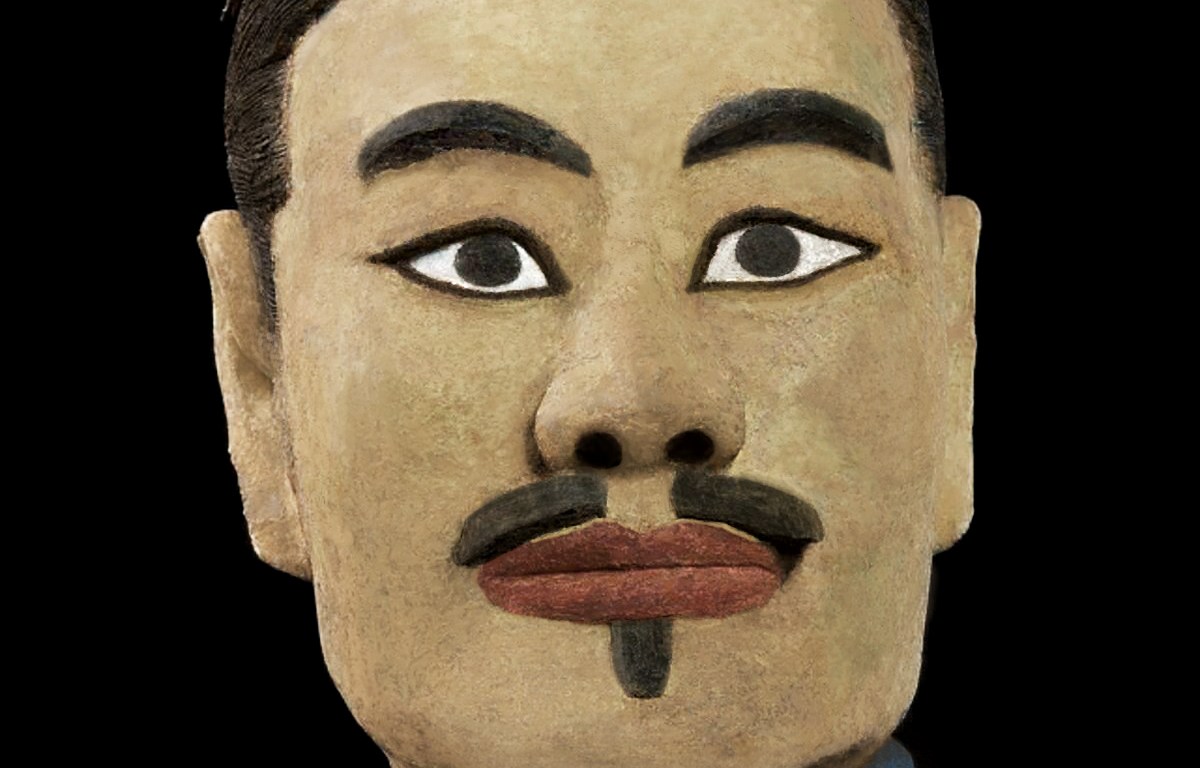 Ricostituzione dei colori originali di un balestriere inginocchiato dell'esercito di terracotta