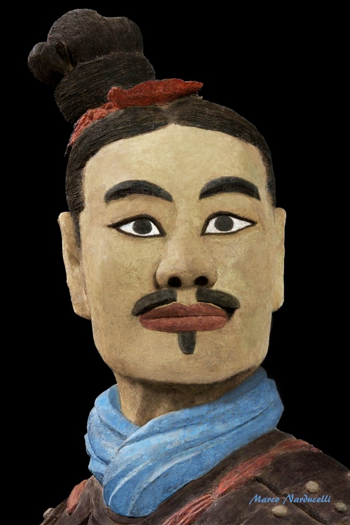 Ricostituzione dei colori originali di un balestriere inginocchiato dell'esercito di terracotta