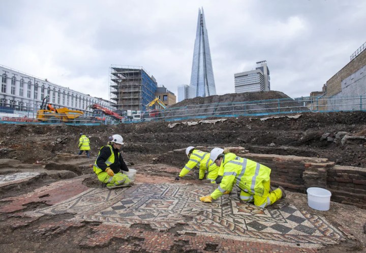 Il mosaico romano di una mansio fuori Londinium (© Andy Chopping/MOLA)